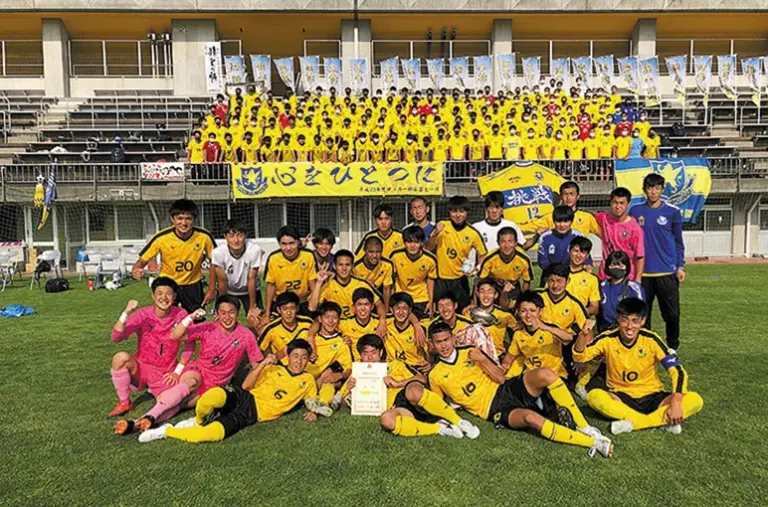 대회에서 입상한 뒤 단체 사진을 찍은 축구부