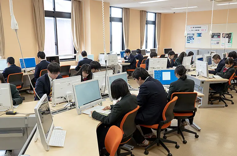 컴퓨터 실습실에서 각자 자리에 앉아 실습하는 재학생들