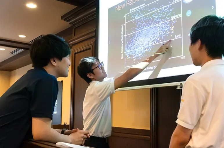 화면의 자료를 가리키며 발표하는 슈코 코스 재학생