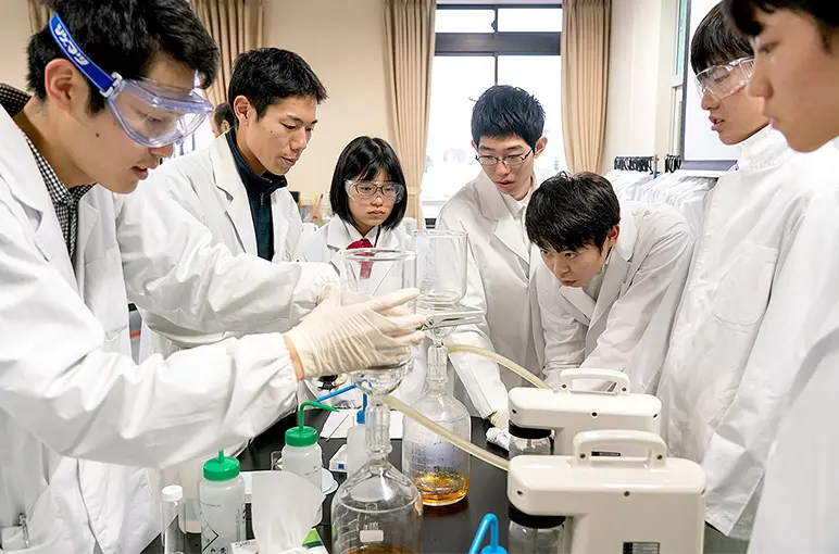 보안경을 쓰고 실험 장치를 지켜보는 특별진학 코스 재학생들