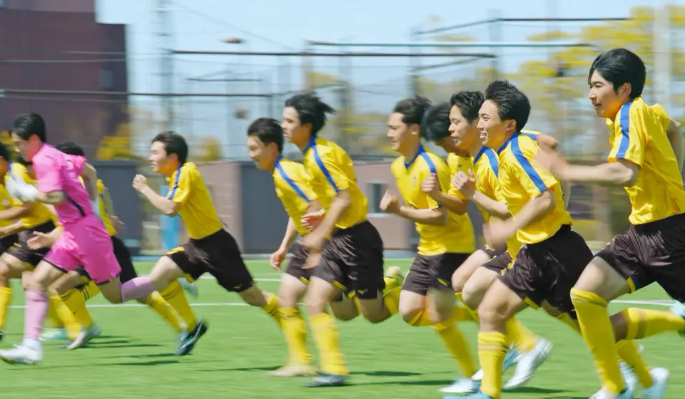인조 잔디 위를 달리는 축구부 학생들